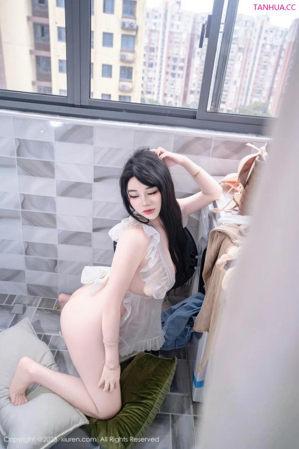  [XiuRen]高清写真图 2025.11.20 No.11010 汐汐爱吃草莓 家政姐姐第46张图片